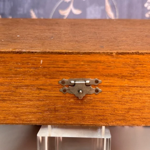 Vintage Estate Wooden Storage Box with Metal Clasp and Dovetailed Edges - Picture 2 of 10